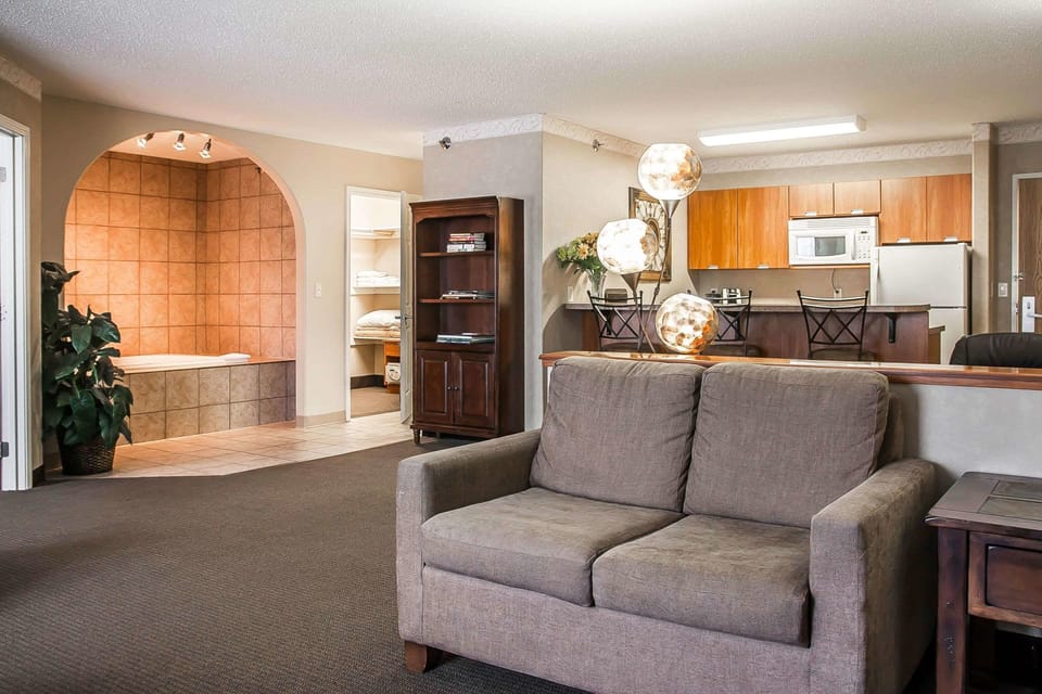 Suite, 1 King Bed, Non Smoking | Living room | TV