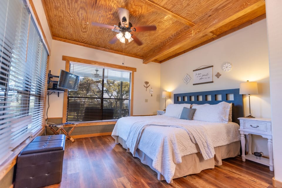 Duplex, Private Bathroom, Valley View (Hilltop Room) | Bed sheets, wheelchair access