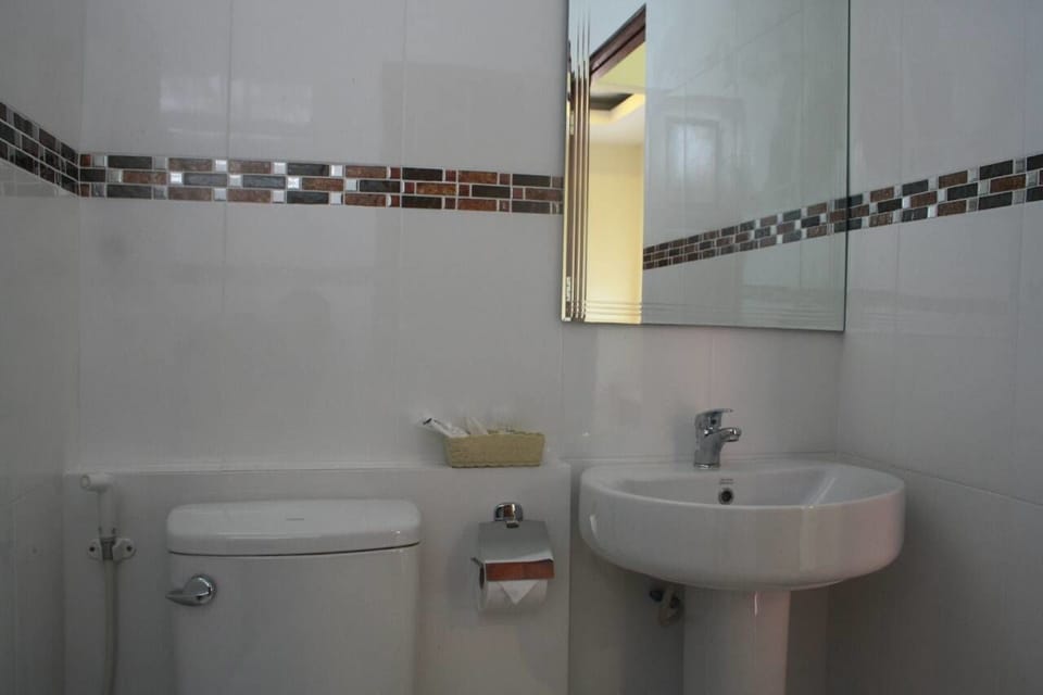Deluxe Double Room, 1 Double Bed | Bathroom | Shower, hair dryer, towels