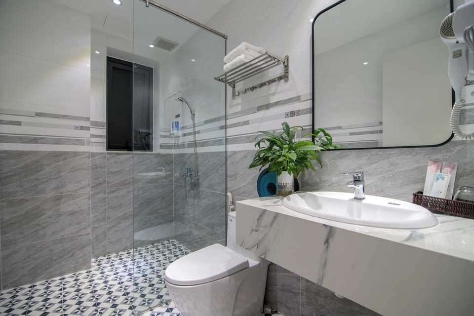 Superior Double Room | Bathroom | Shower, rainfall showerhead, free toiletries, hair dryer