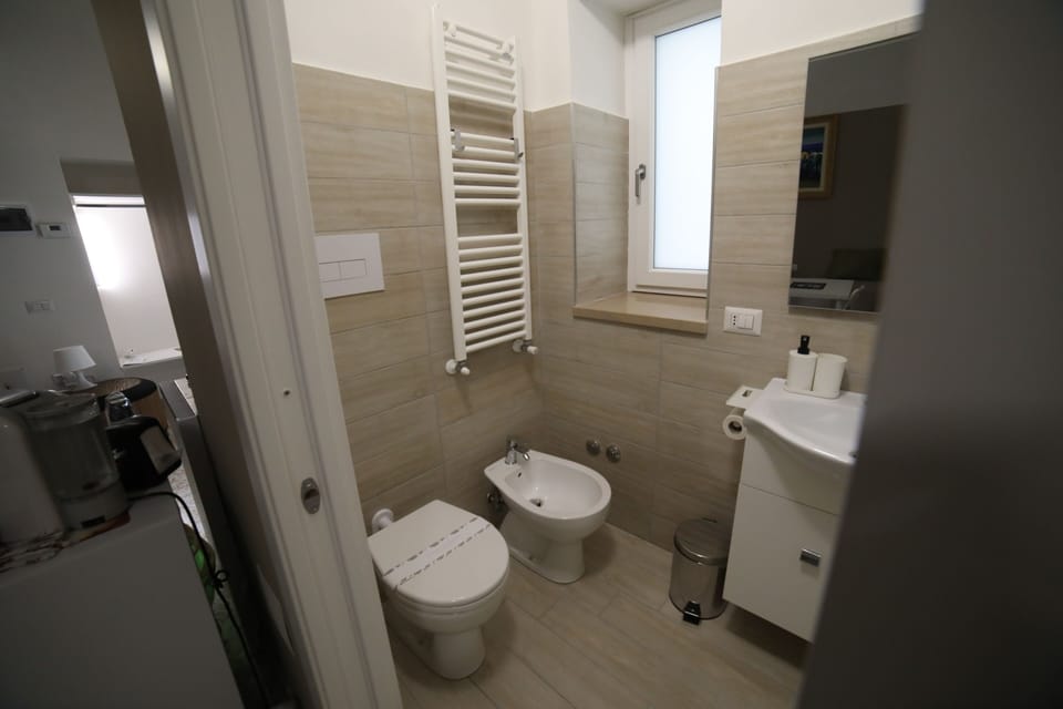 Family Quadruple Room, Courtyard View | Bathroom | Shower, rainfall showerhead, free toiletries, hair dryer