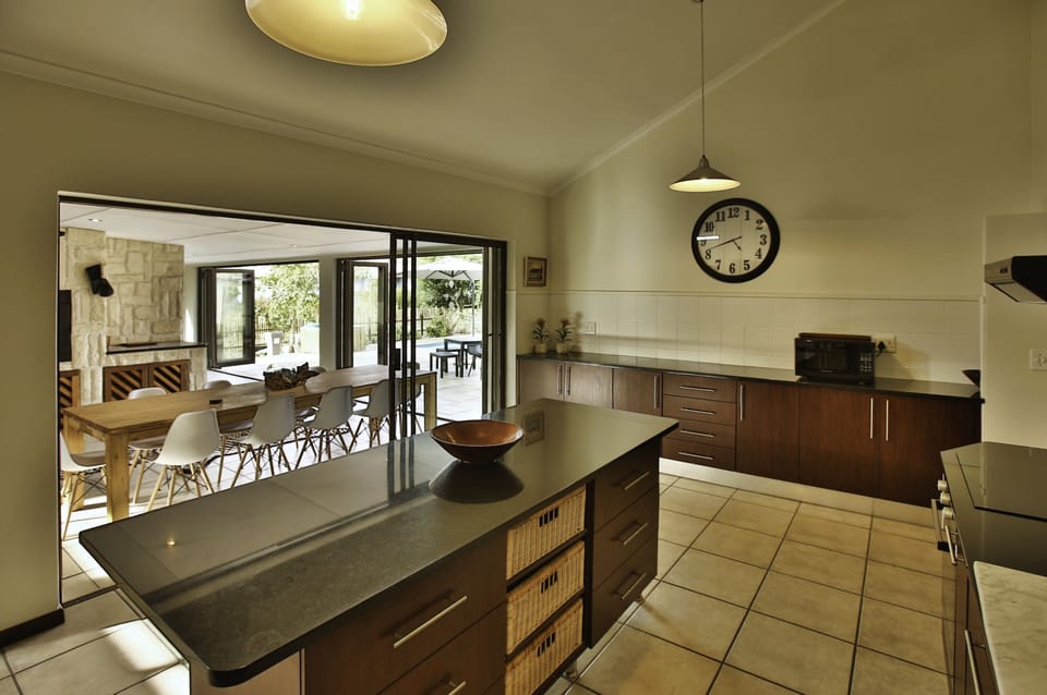 Comfort House | Private kitchen | Full-size fridge, microwave, oven, stovetop