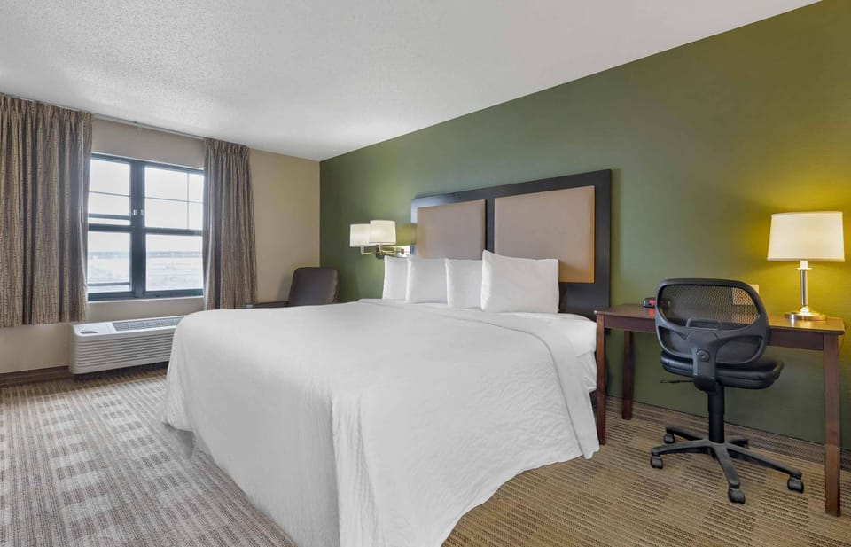 Studio, 1 King Bed, Non Smoking | Desk, iron/ironing board, WiFi (free)