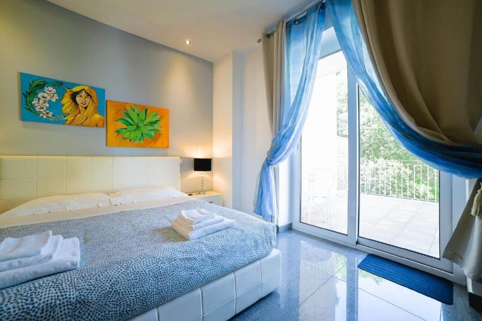Superior Room | Down comforters, in-room safe, desk, soundproofing