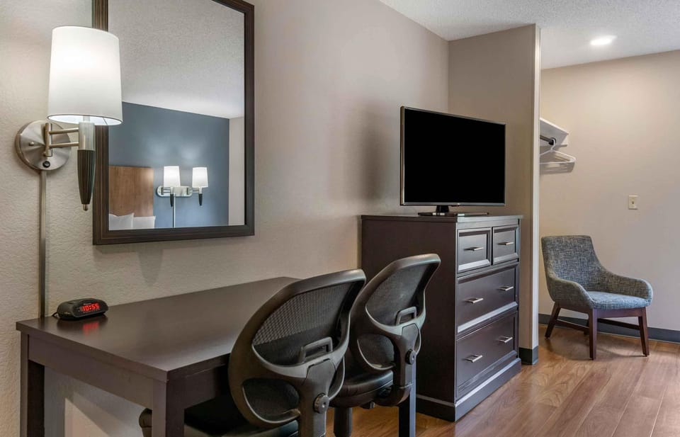 Studio, 2 Double Beds, Non Smoking | Desk, blackout drapes, iron/ironing board, WiFi (free)