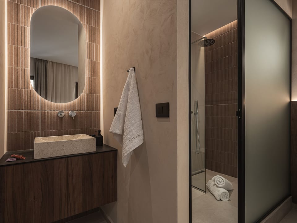 Superior Room, 1 Queen Bed | Bathroom | Shower, rainfall showerhead, free toiletries, hair dryer