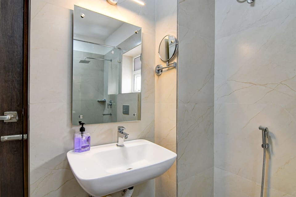 Shower, rainfall showerhead, free toiletries, slippers