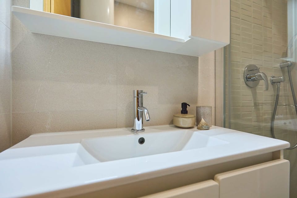 Apartment (0 Bedroom) | Bathroom | Shower, towels, toilet paper