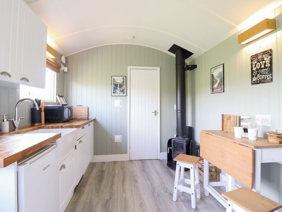 Cottage | Private kitchen | Fridge, electric kettle, toaster, cookware/dishes/utensils