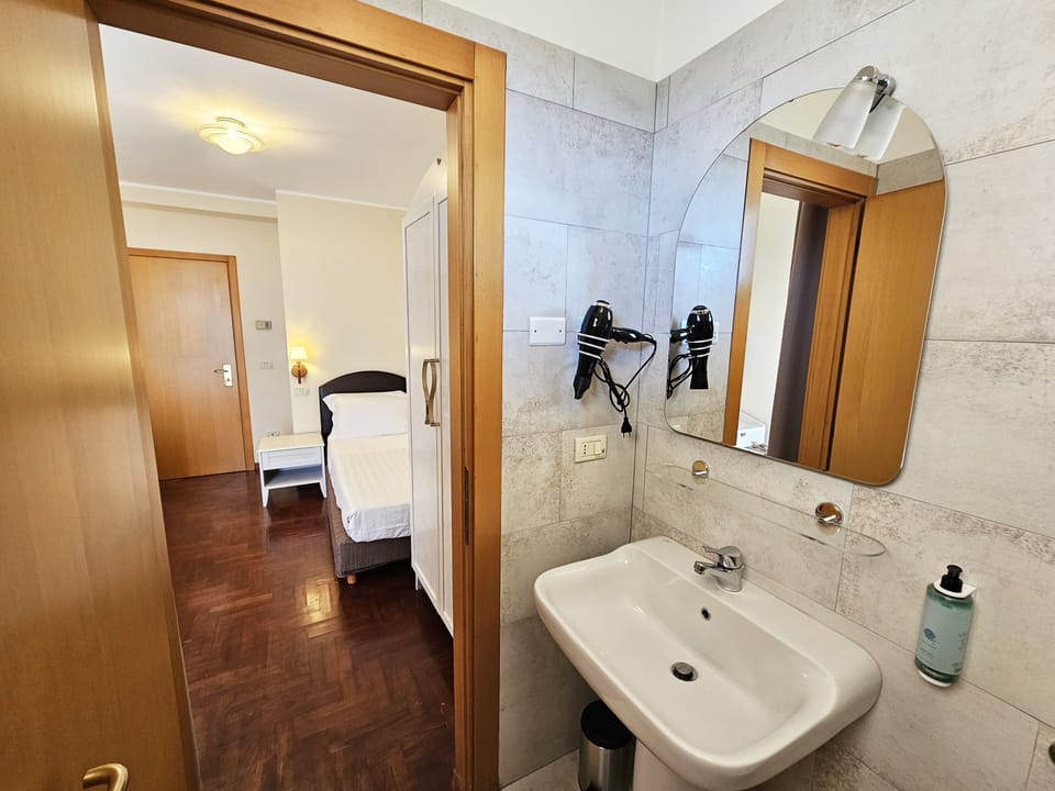 Classic Single Room | Hypo-allergenic bedding available, down comforters, minibar, desk