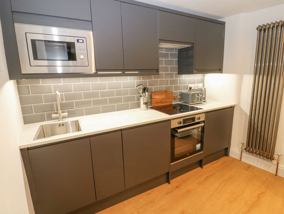 Dishwasher, electric kettle, cookware/dishes/utensils