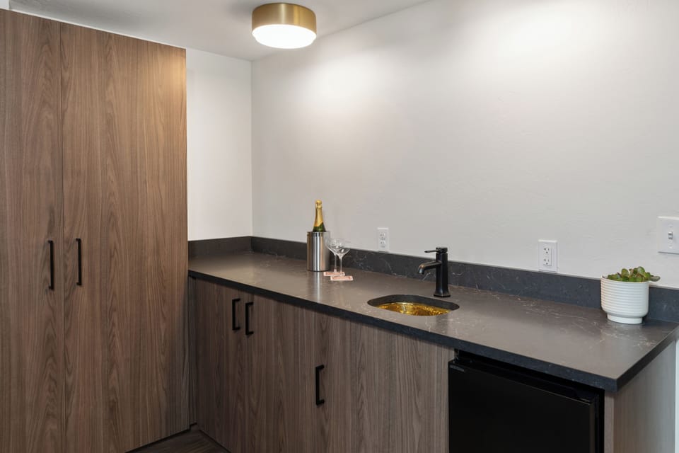 Deluxe Loft | Premium bedding, down comforters, free WiFi, bed sheets