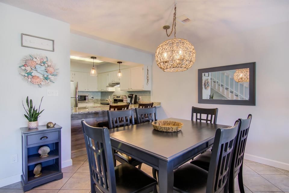 House, Multiple Beds (2B, Fore Shore!) | Dining