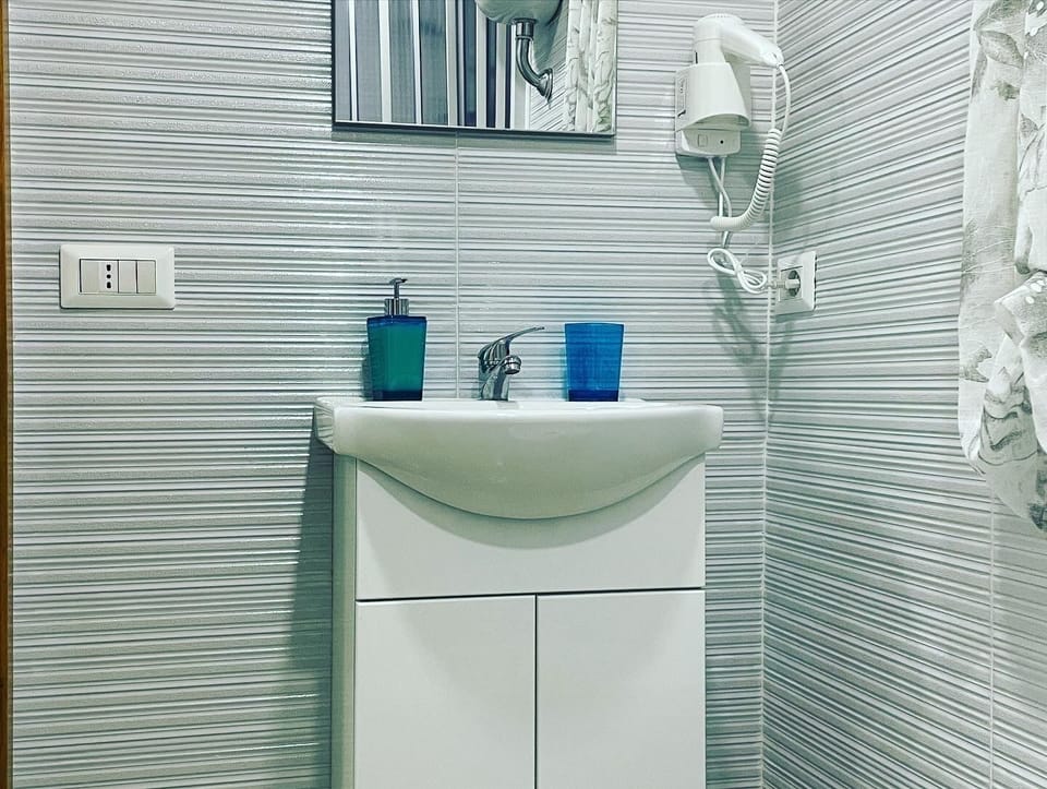Elite Room | Bathroom | Shower, free toiletries, hair dryer, bathrobes