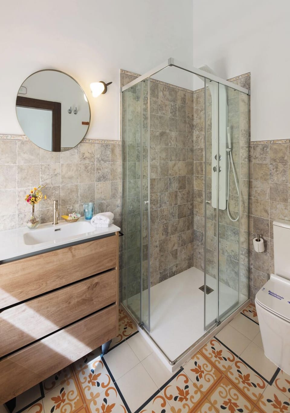 Deluxe Suite | Bathroom | Shower, rainfall showerhead, designer toiletries, hair dryer