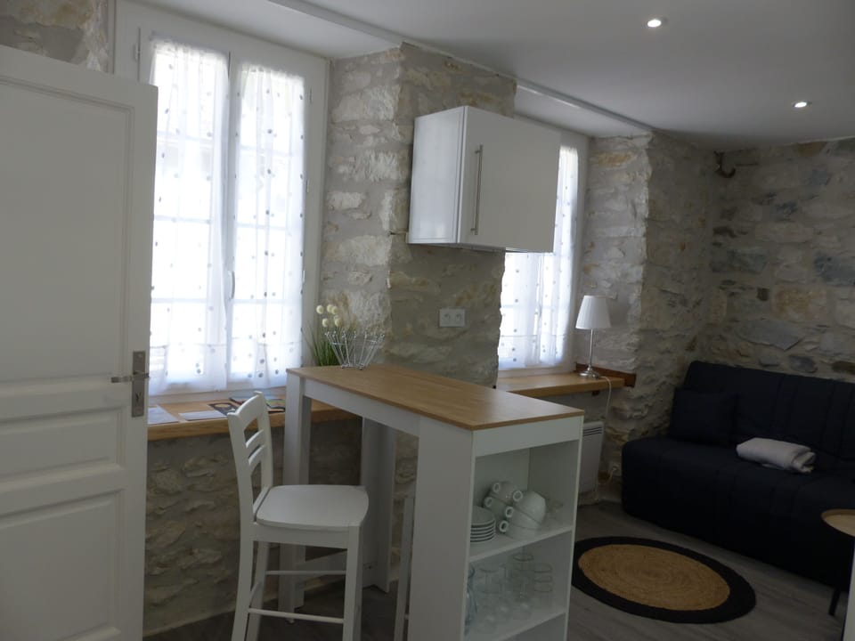 Panoramic Studio | Living area | 80-cm flat-screen TV with digital channels
