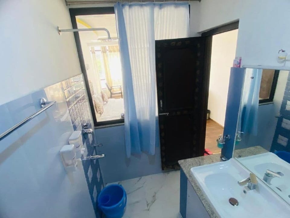 Combined shower/tub, towels