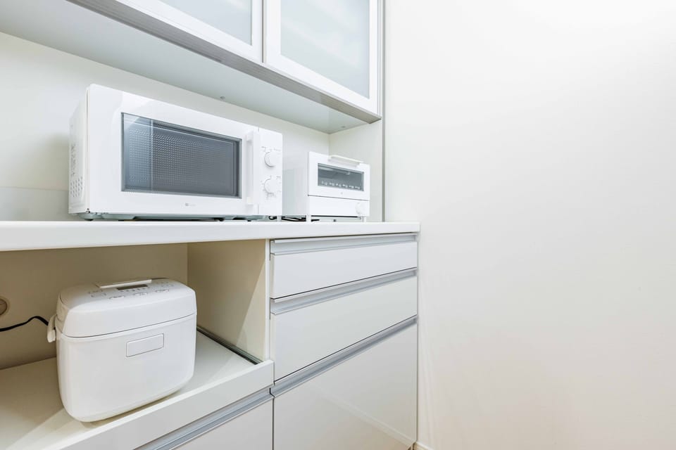 Executive House | Private kitchen | Full-size fridge, microwave, stovetop, electric kettle
