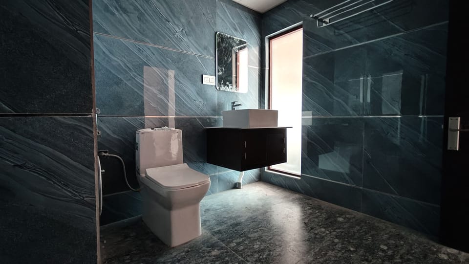 Shower, rainfall showerhead, free toiletries, hair dryer