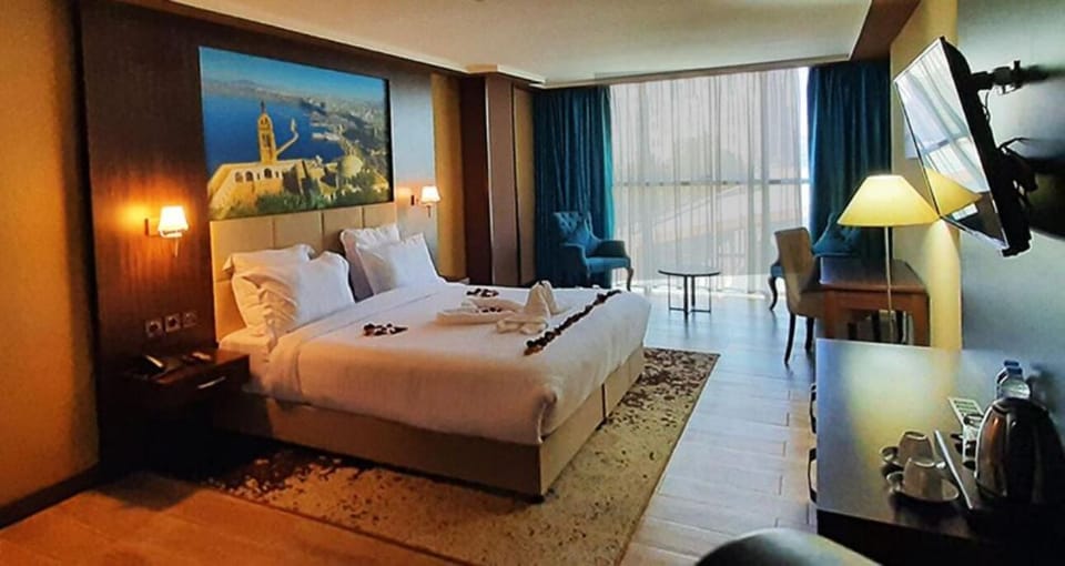 Suite | Premium bedding, minibar, laptop workspace, blackout drapes