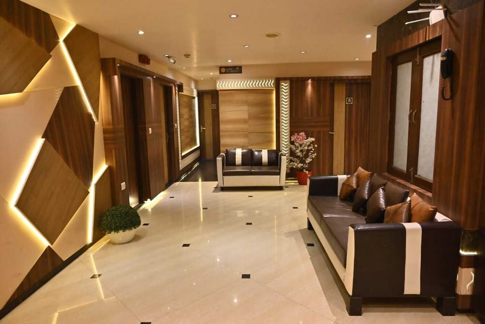 Deluxe Room | Living area | TV
