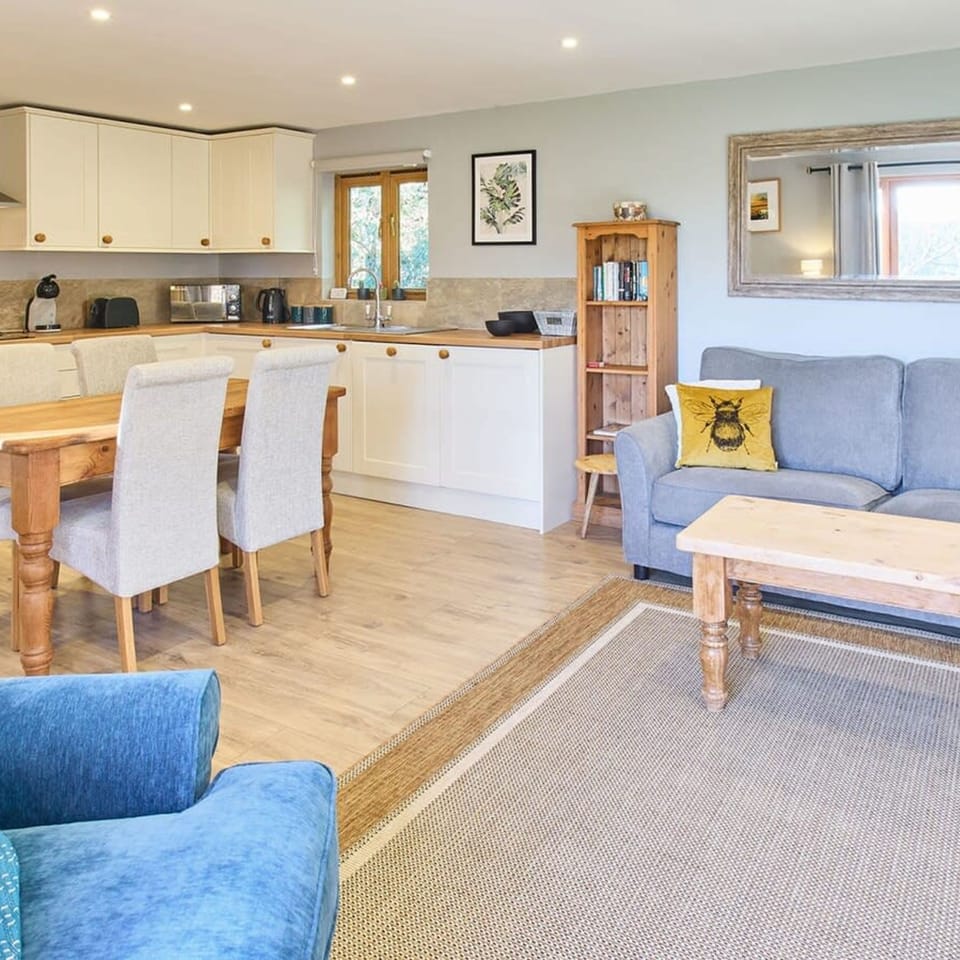 House | 1 bedroom, desk, iron/ironing board