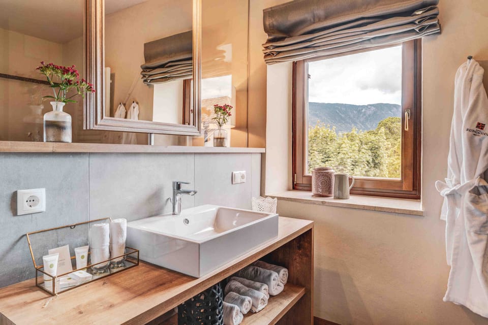 Shower, rainfall showerhead, free toiletries, hair dryer