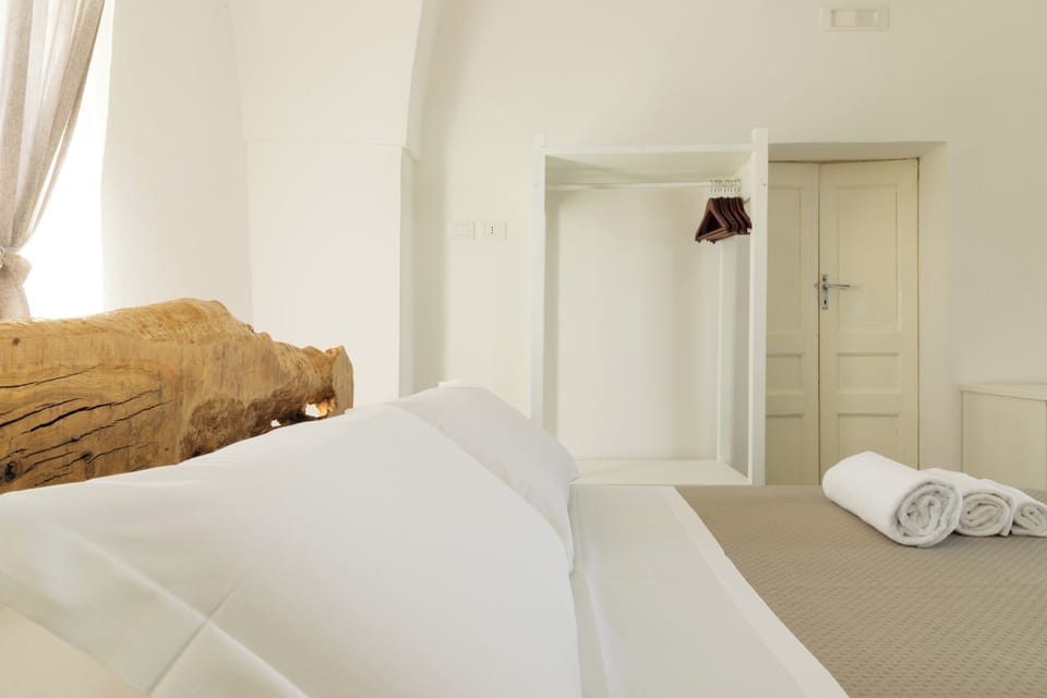 Junior Suite | In-room safe, desk, free WiFi, bed sheets