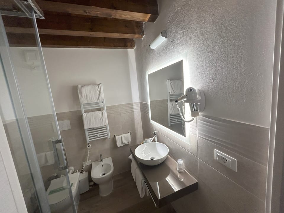 Executive Double Room, 1 Bedroom | Bathroom | Shower, rainfall showerhead, free toiletries, hair dryer