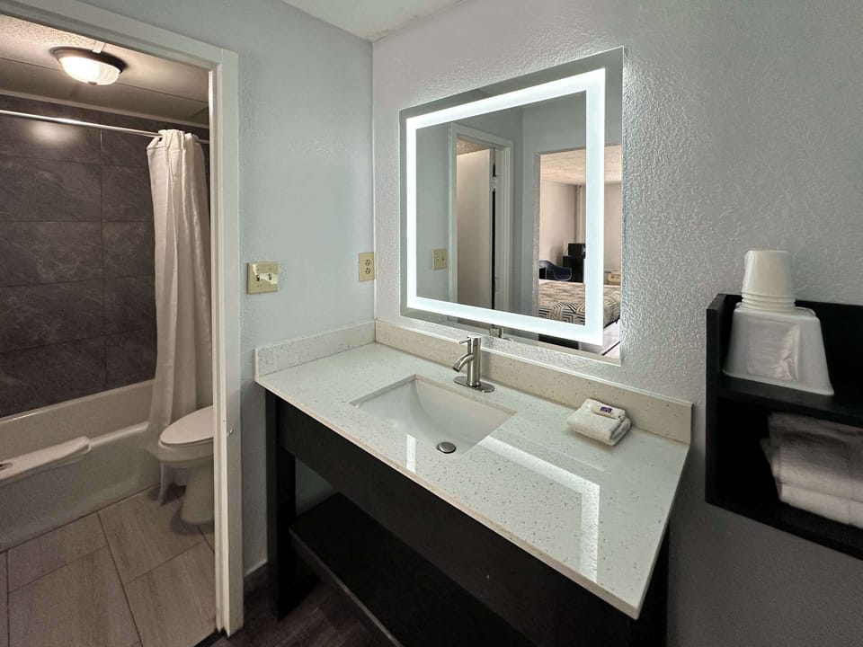 Combined shower/tub, towels, soap, toilet paper