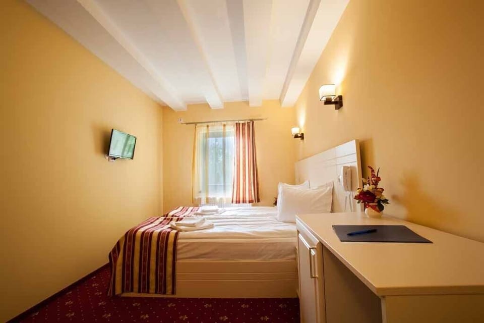 Deluxe Double Room | In-room safe, desk, free WiFi
