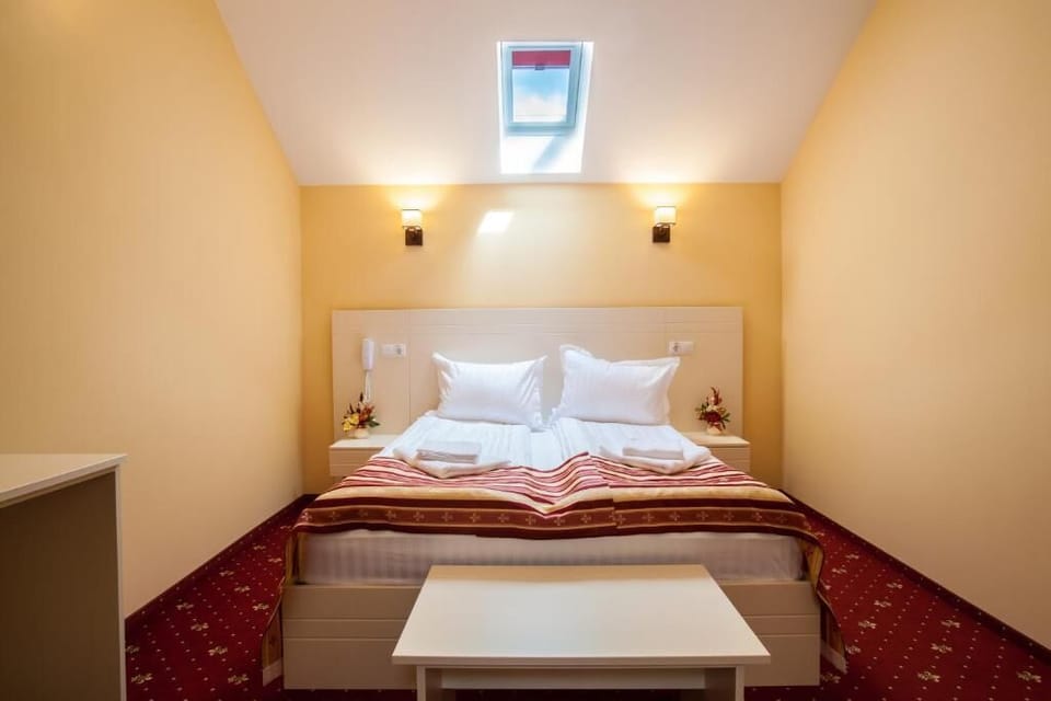 In-room safe, desk, free WiFi