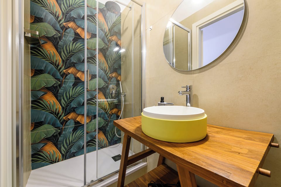 Deluxe Quadruple Room | Bathroom | Shower, rainfall showerhead, free toiletries, hair dryer