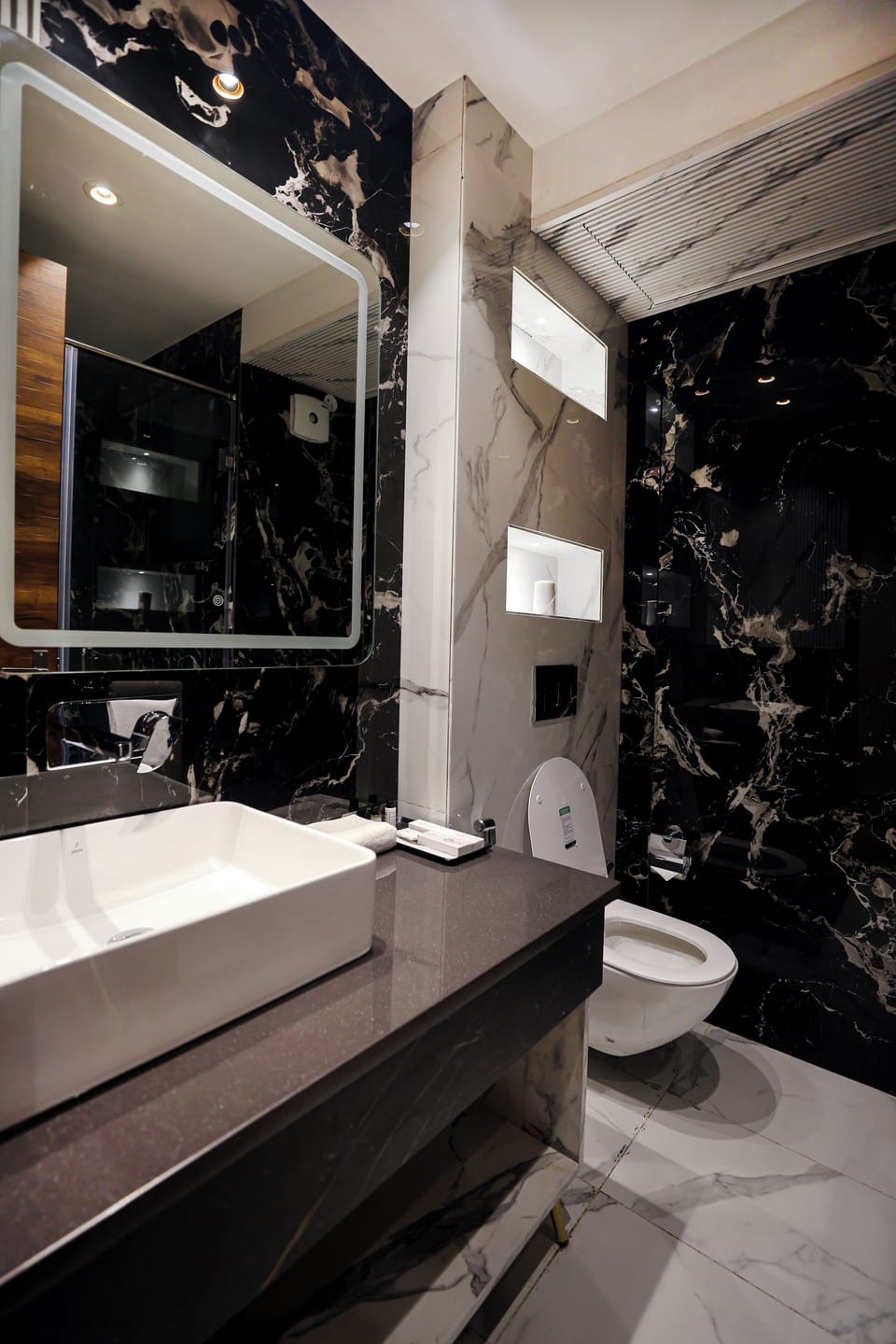 Deluxe Room | Bathroom | Shower, free toiletries, hair dryer, slippers