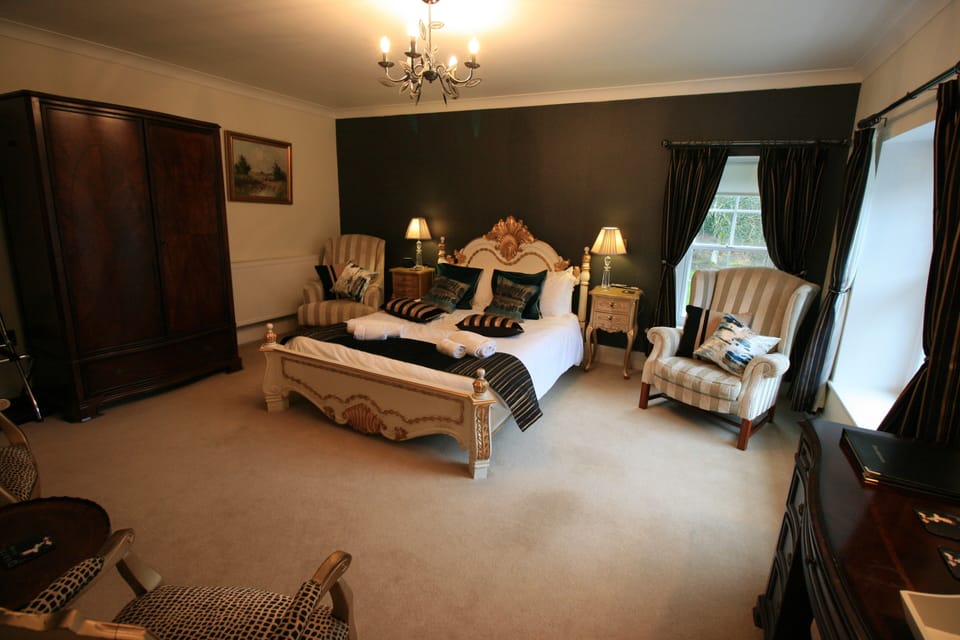 Luxury Room, 1 King Bed, Garden View | Hypo-allergenic bedding available, desk, iron/ironing board (on request)