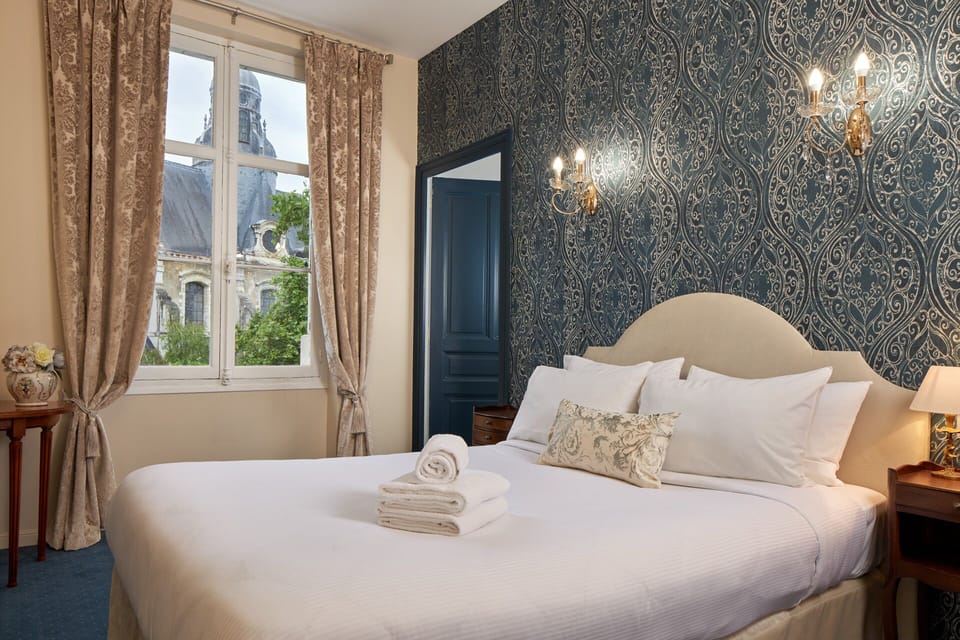 Classic Triple Room | Individually decorated, individually furnished, laptop workspace