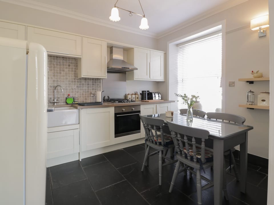 Dishwasher, electric kettle, toaster, cookware/dishes/utensils