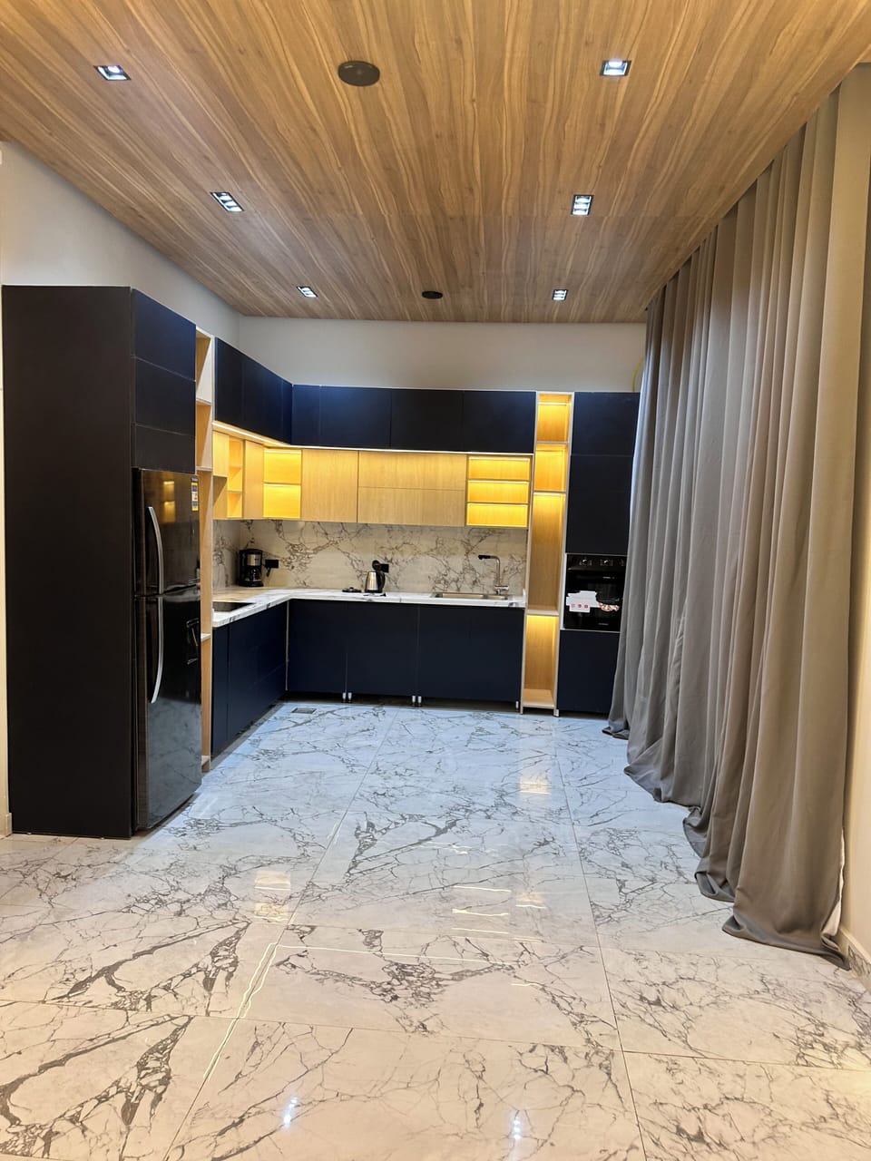 Superior Room, 1 Large Twin Bed | Living area | 40-inch flat-screen TV with cable channels, fireplace