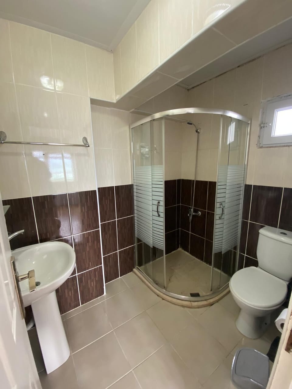 Basic Quadruple Room | Bathroom | Shower, free toiletries, hair dryer, towels