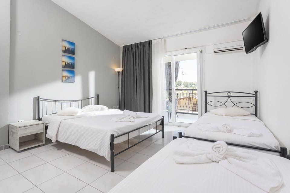 Family Room | Desk, laptop workspace, free WiFi