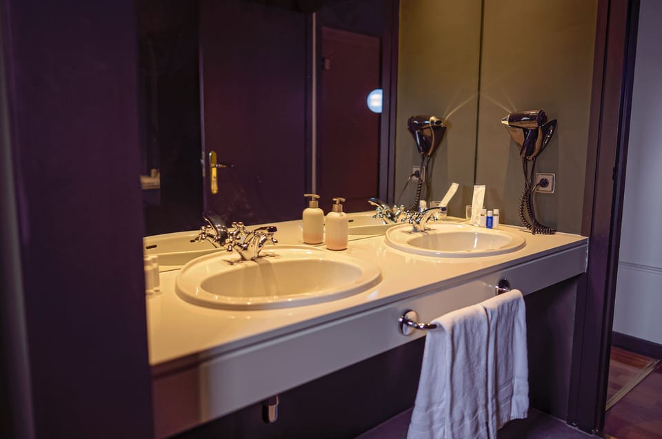 Panoramic Double Room, 1 Bedroom, Non Smoking, Lake View | Bathroom | Slippers