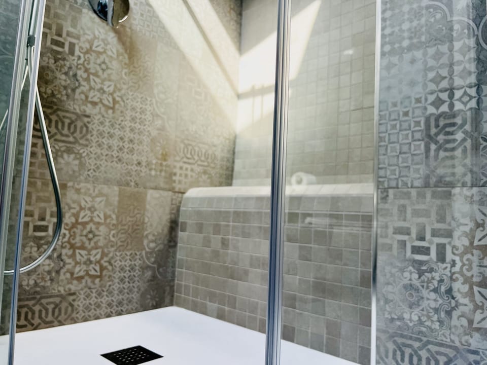 Standard Room, Sea View | Bathroom | Free toiletries, hair dryer