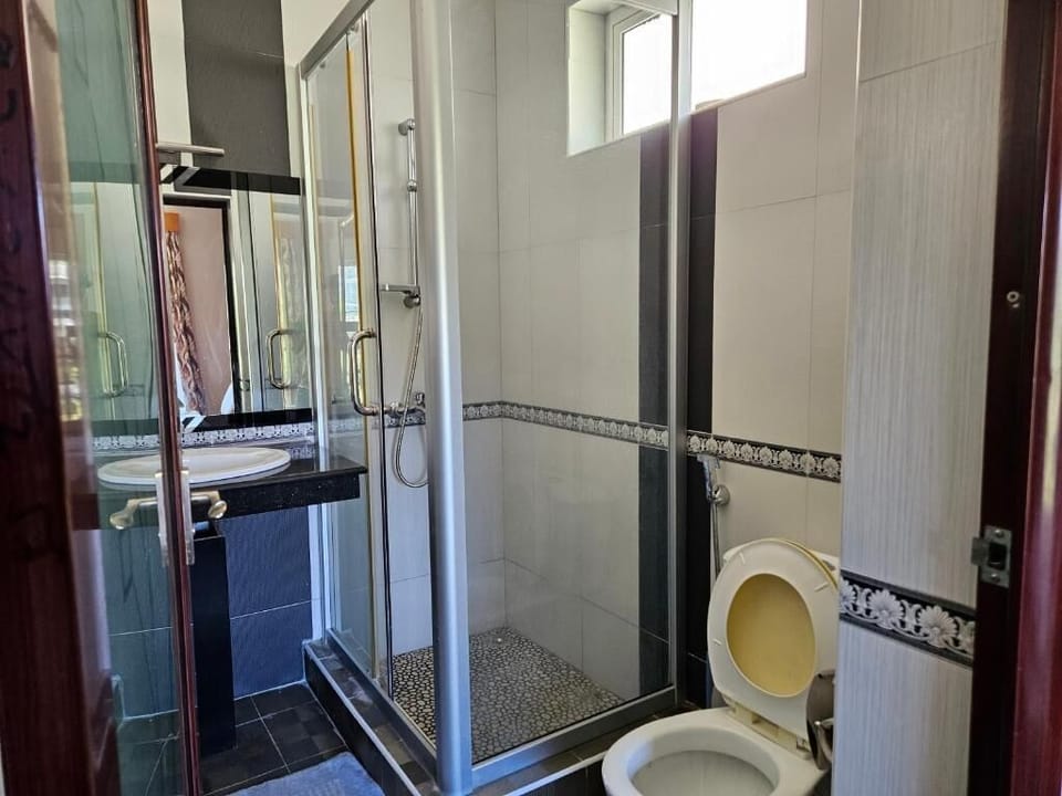 Shower, rainfall showerhead, free toiletries, hair dryer (on request)