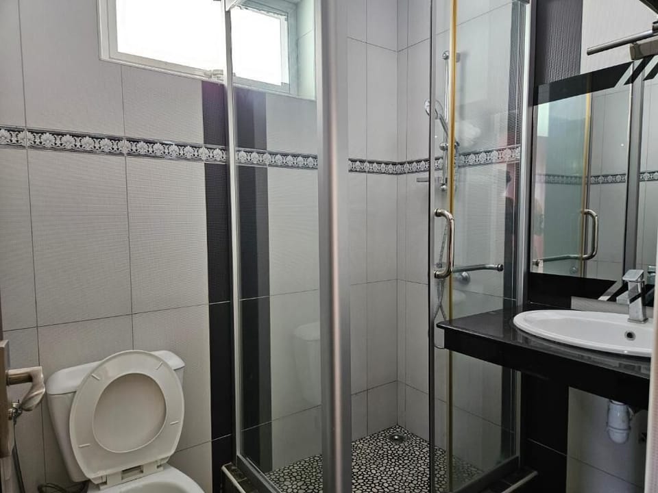 Shower, rainfall showerhead, free toiletries, hair dryer (on request)