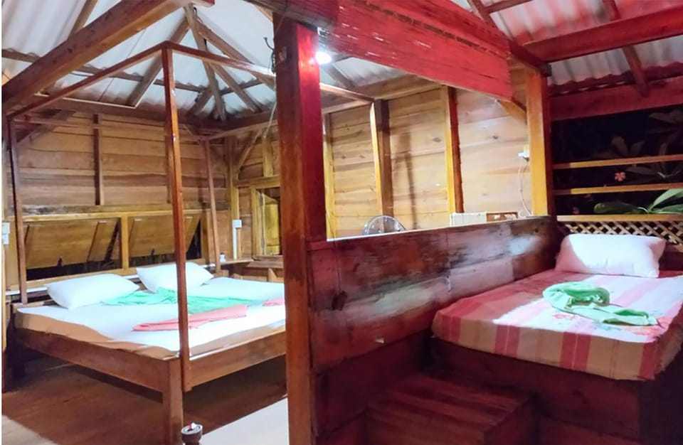 Traditional Tree House, Sea View | Desk, laptop workspace, free WiFi, bed sheets