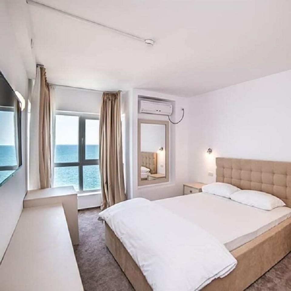 MUNTENIA 3* - Small Triple Room | Minibar, in-room safe, free WiFi, bed sheets