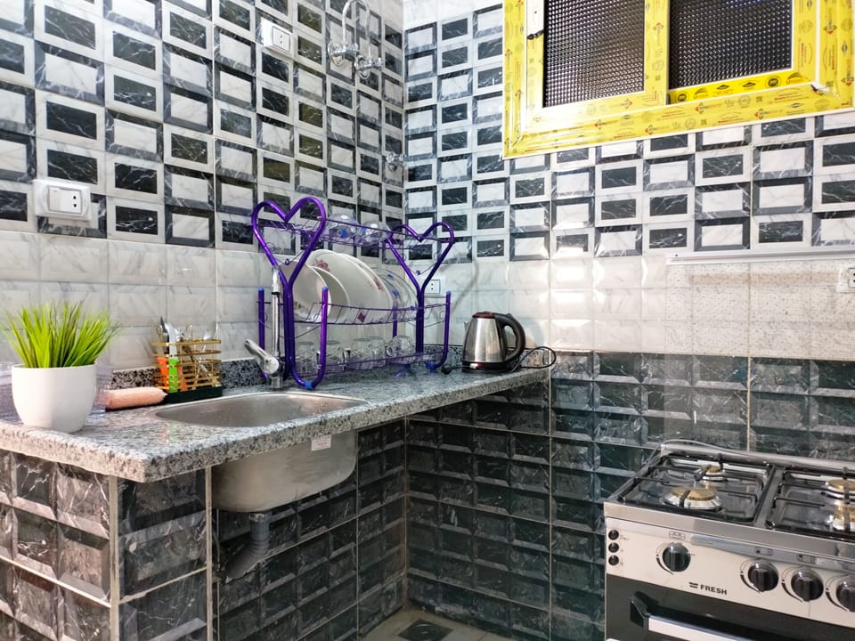 Full-size fridge, microwave, oven, stovetop