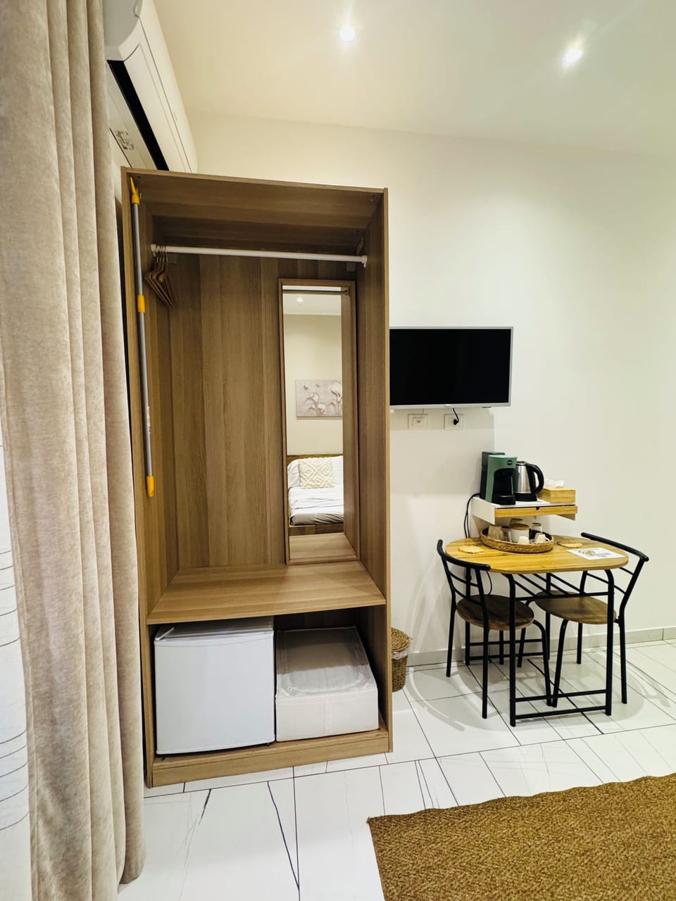 Room | Premium bedding, down comforters, desk, free WiFi