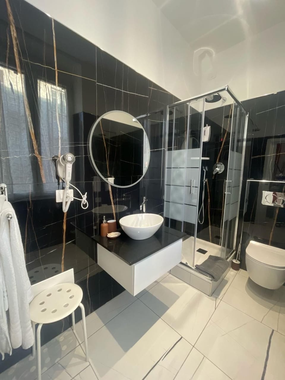 Quadruple Room | Bathroom | Shower, rainfall showerhead, free toiletries, towels