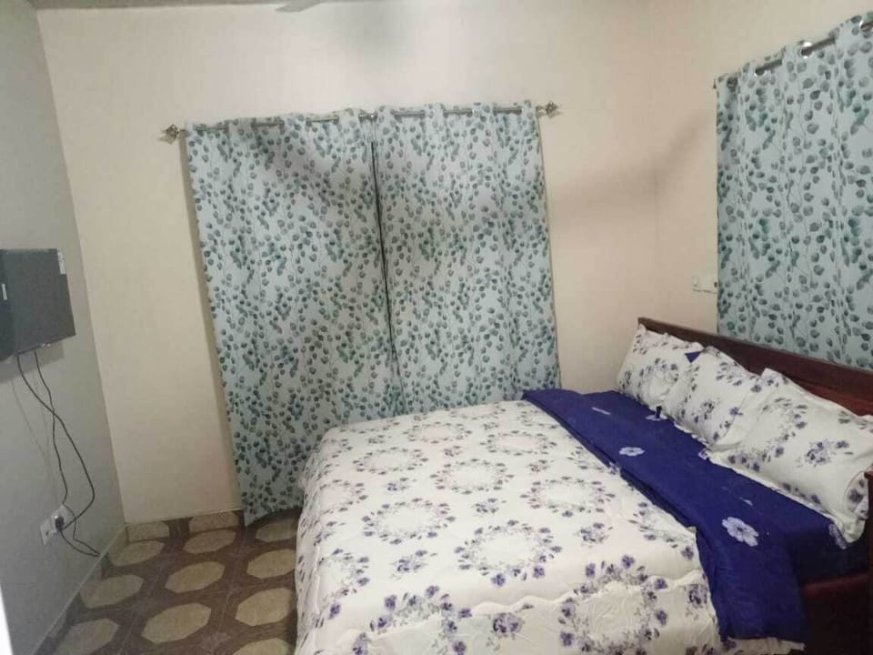 WiFi (free), bed sheets